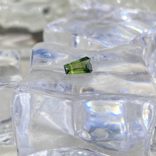 Green Sapphire Tappered 0,49ct 5,8 x 3,7mm