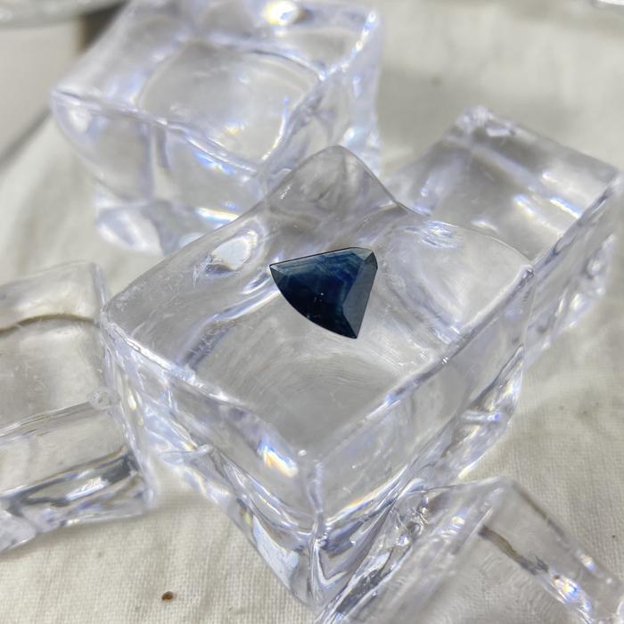 Dark Sapphire Shield 1,28 ct 9,5 x 9 mm