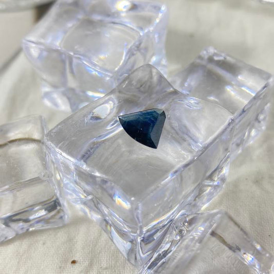 Dark Sapphire Shield 1,28 ct 9,5 x 9 mm