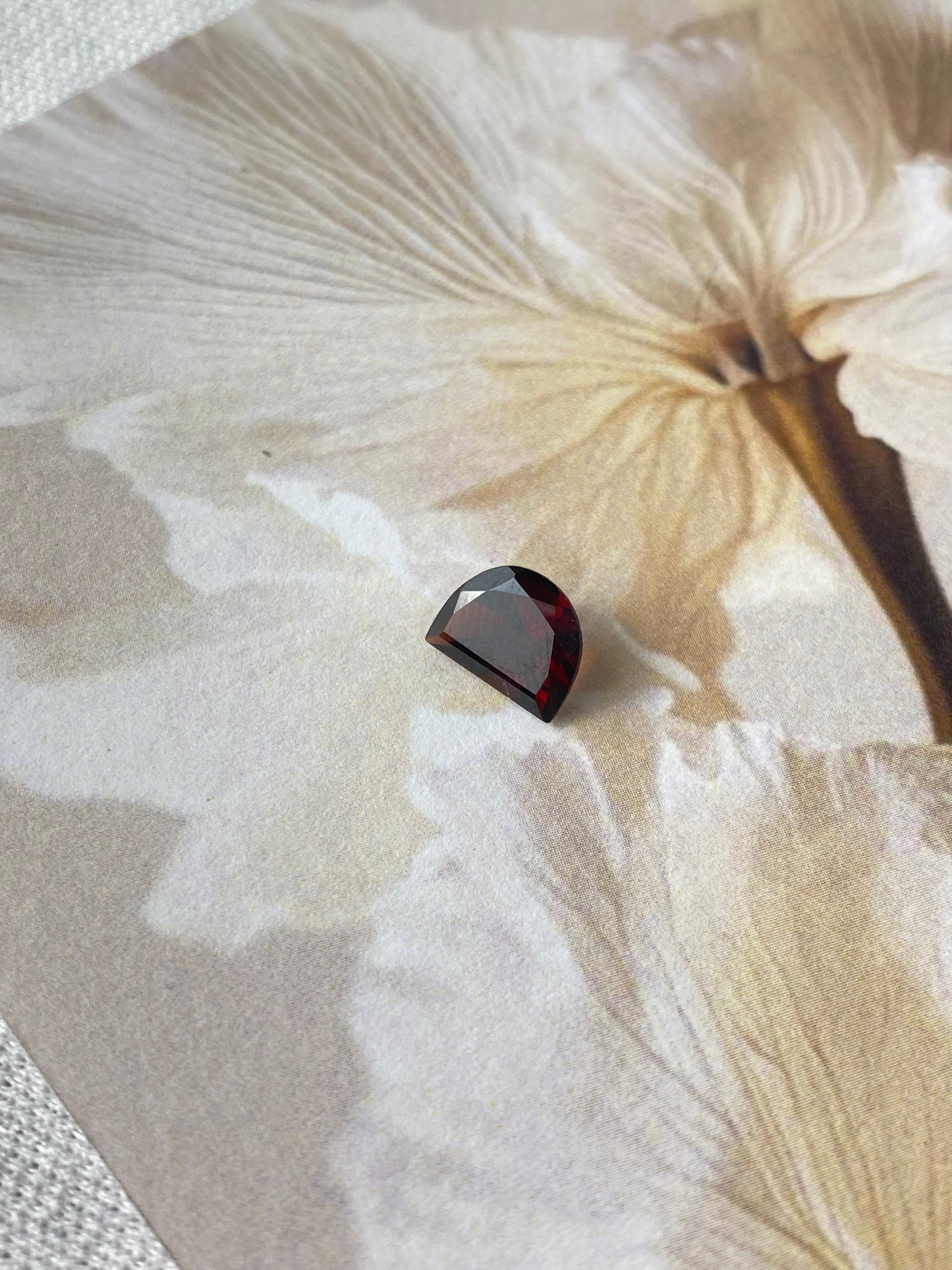 D shape Garnet 7x9mm