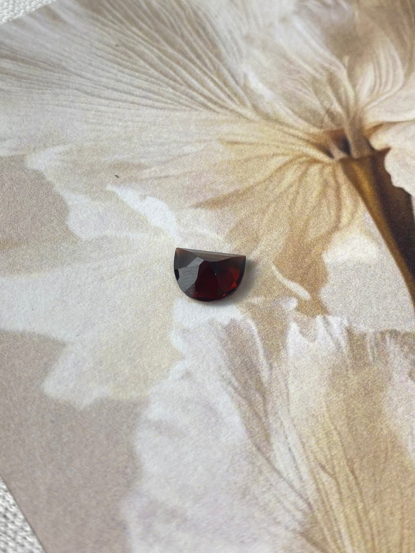 D shape Garnet 7x9mm