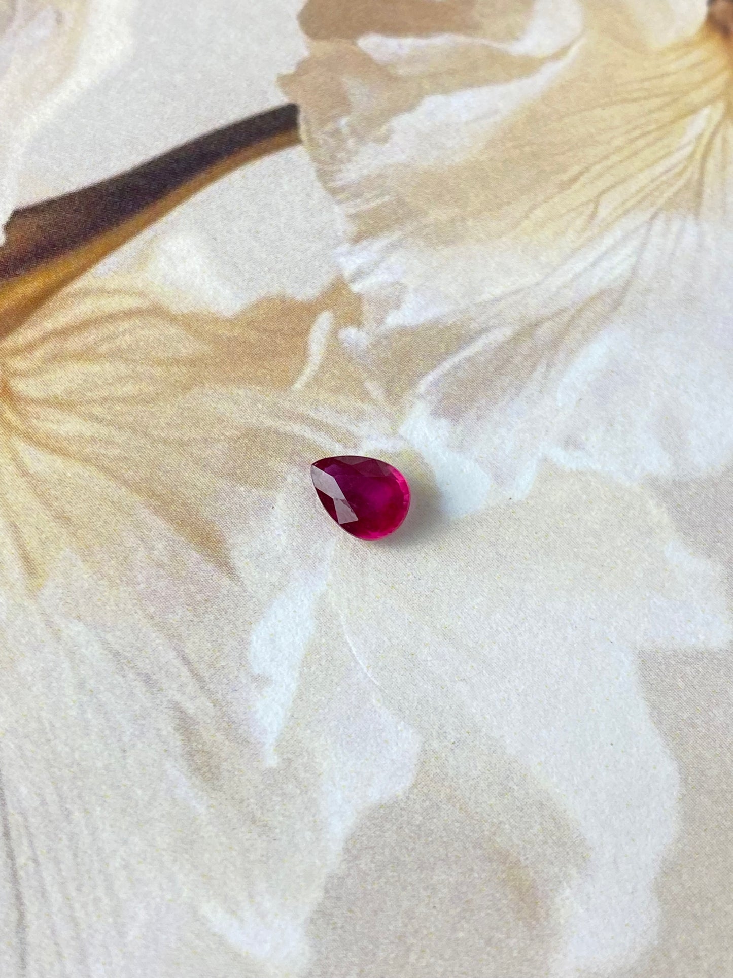 Red Ruby Pearcut 0,9ct 7x5x2mm