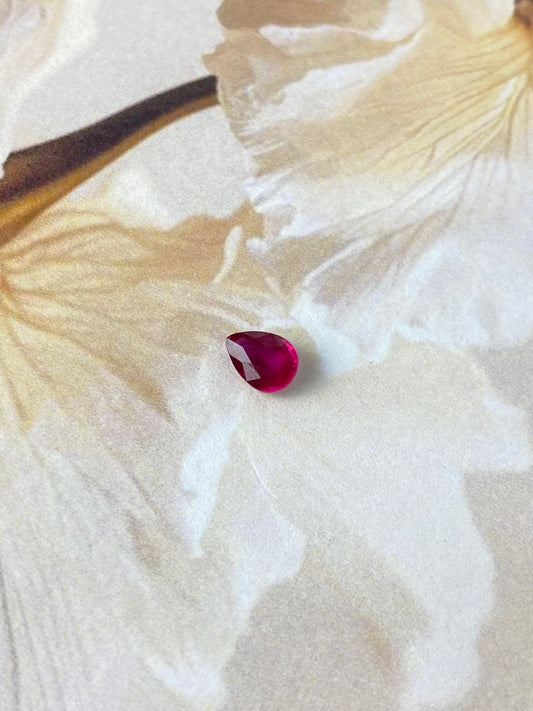 Red Ruby Pearcut 0,9ct 7x5x2mm