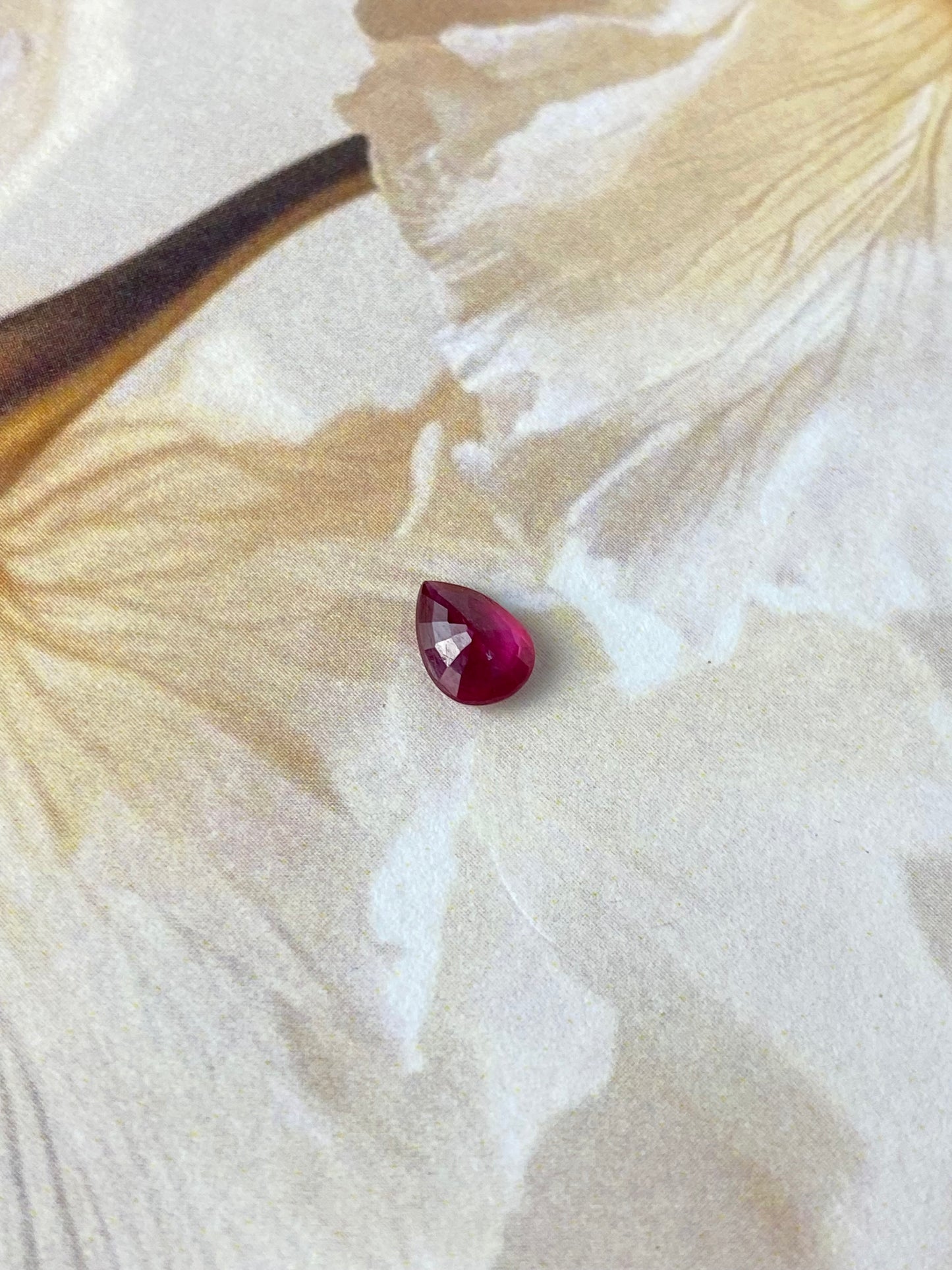 Red Ruby Pearcut 0,9ct 7x5x2mm