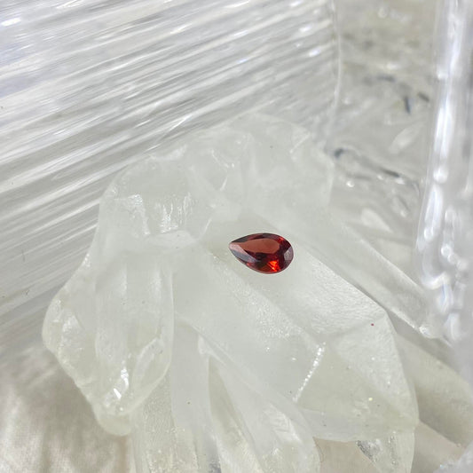 Red Garnet Pear 8x6mm natural