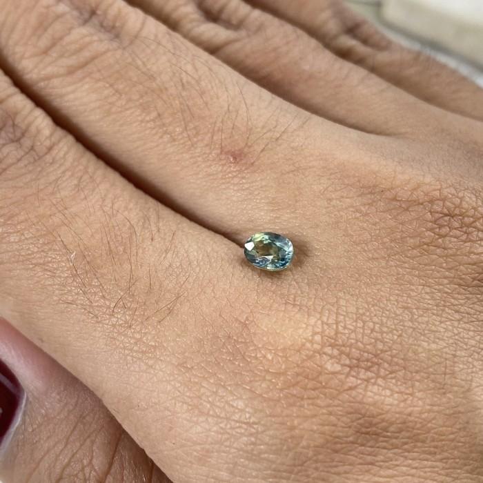 Teal Sapphire Oval 0,58 ct 5,2 x 4 mm